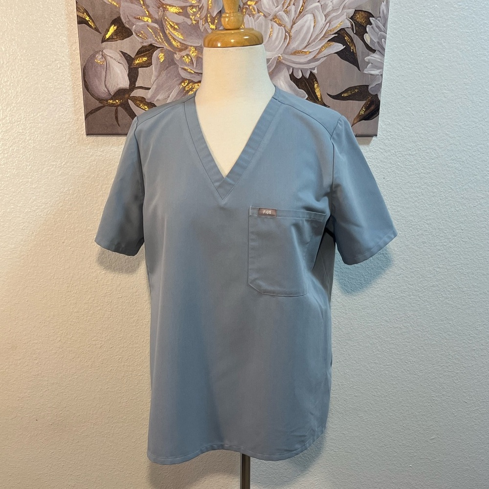 EUC Figs Catarina One-Pocket Scrub Top Gray